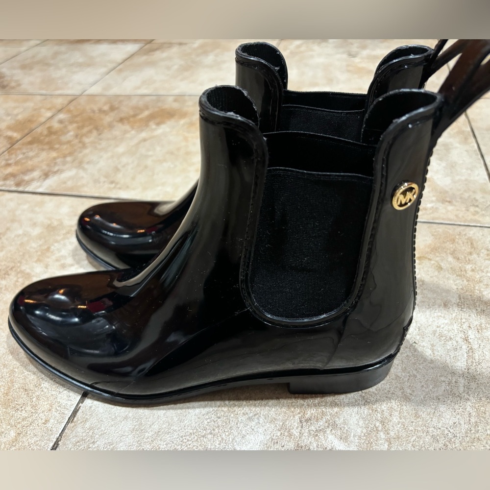 Michael Kors Charm Chelsea patent leather Ankle Rainboots Size 10